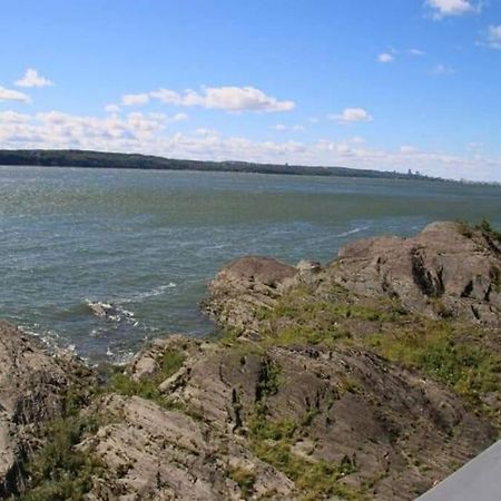 Om Chalet 2 Avec Spa Et Foyer Borde Du Fleuve St-Pierre-de-l'Île-d'Orléans Kültér fotó
