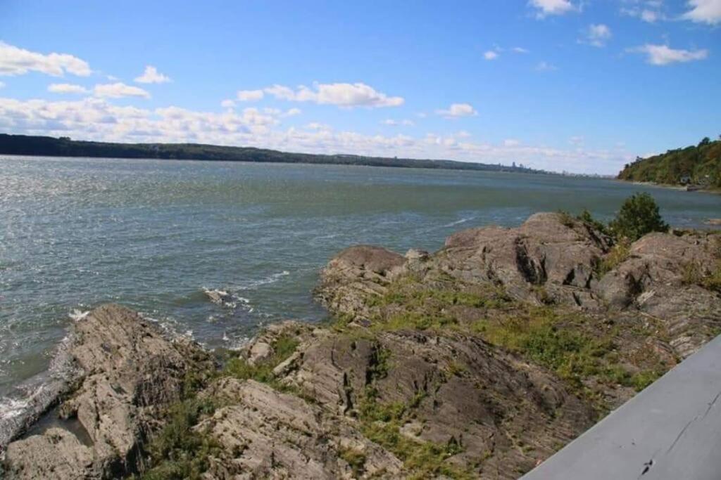Om Chalet 2 Avec Spa Et Foyer Borde Du Fleuve St-Pierre-de-l'Île-d'Orléans Kültér fotó
