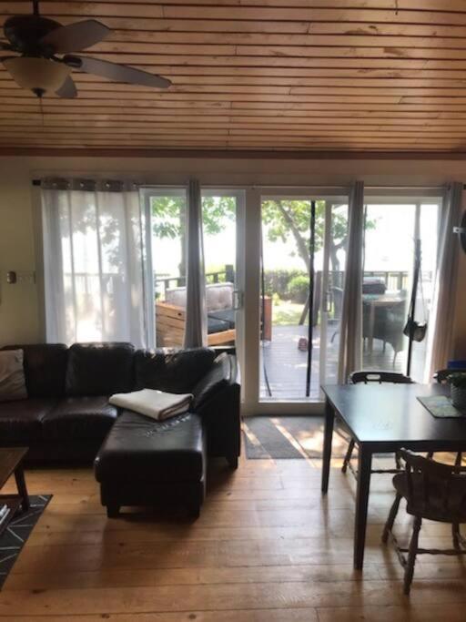 Om Chalet 2 Avec Spa Et Foyer Borde Du Fleuve St-Pierre-de-l'Île-d'Orléans Kültér fotó