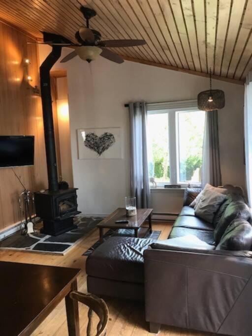 Om Chalet 2 Avec Spa Et Foyer Borde Du Fleuve St-Pierre-de-l'Île-d'Orléans Kültér fotó